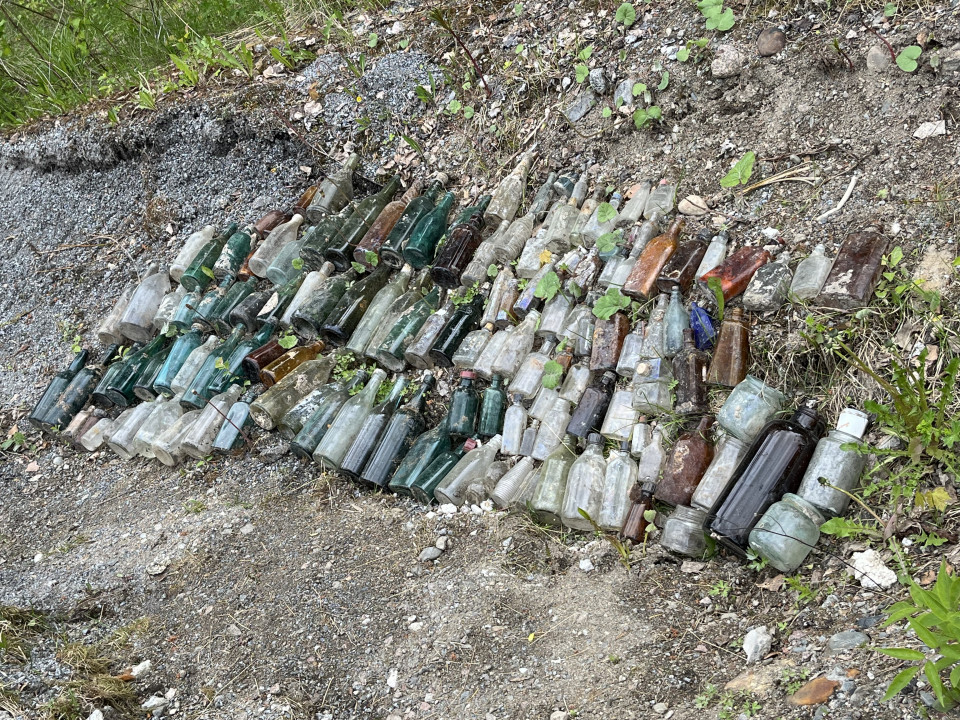 Tampereen Takojankadulla sijaitsevan vanhan kaatopaikan puhdistuksen yhteydessä on löytynyt vanhoja pulloja.