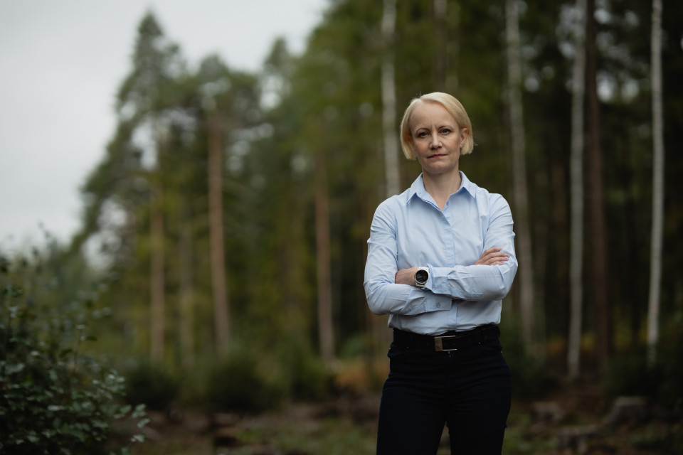 Sitowisen kestävän kehityksen johtaja Suvi Monni metsän laidalla.