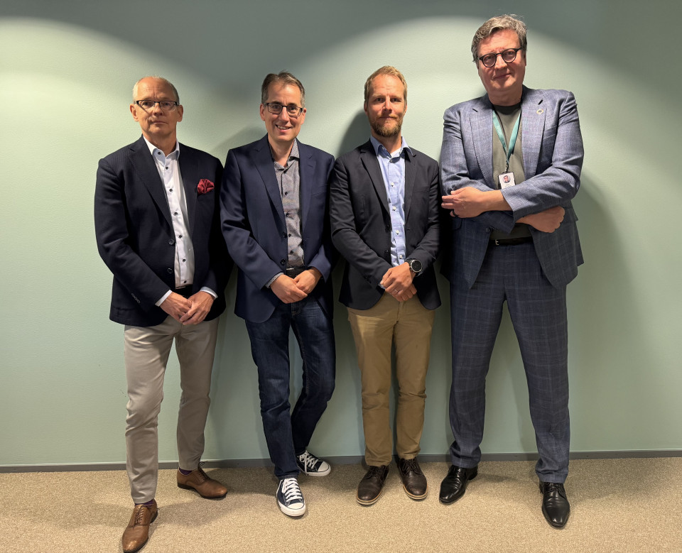 Raimo Kaunismäki, Jannis Mikkola, Juho Siipo ja Pekka Ottavainen Länsiradan Lohja-Salo ratasuunnitelman sopimuksen allekirjoitustilaisuudessa.