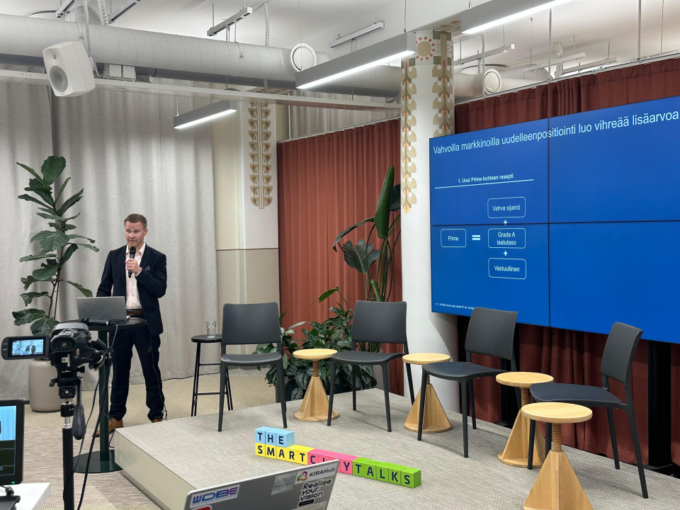 Tuomas Vuorinen Sitowisen The Smart City Talks tapahtumassa puhumassa.
