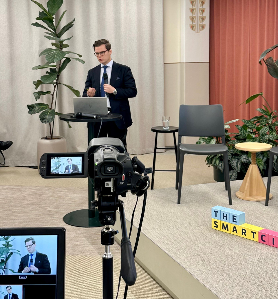 Asko Siintola puhumassa Sitowisen The Smart City Talks tapahtumassa.