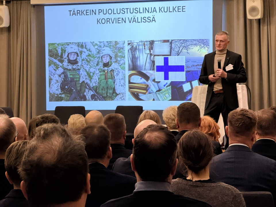 Timo Kivinen Sitowisen asiakastapahtumassa puhumassa.