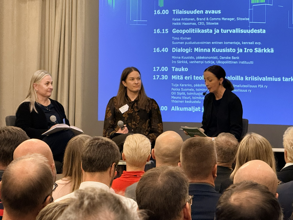 Iro Särkkä ja Minna Kuusisto Sitowisen asiakastapahtumassa puhumassa.