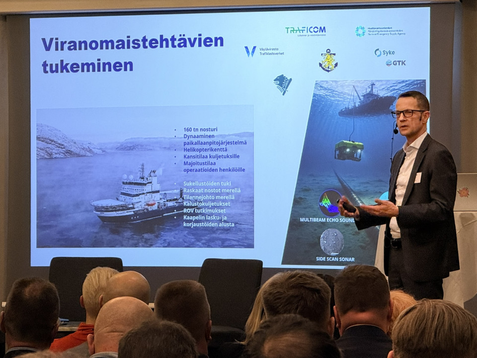 Maunu Visuri Sitowisen asiakastapahtumassa puhumassa.