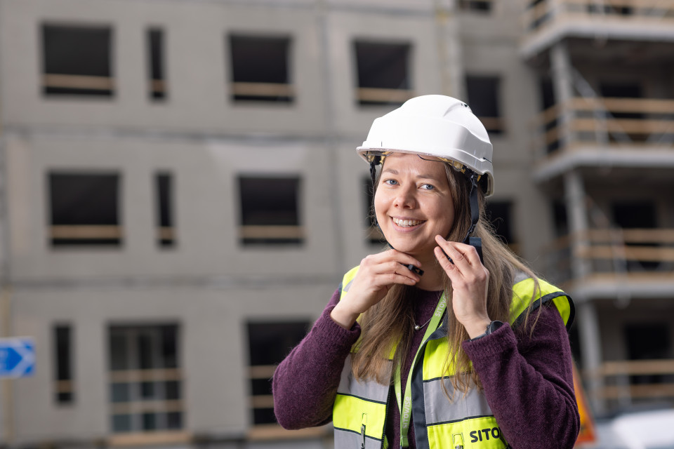 Sitowisen asiantuntija Niina Puolitaival työmaalla.