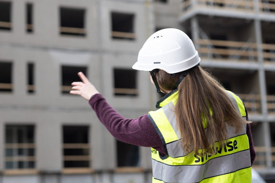 Sitowisen asiantuntija työmaalla.