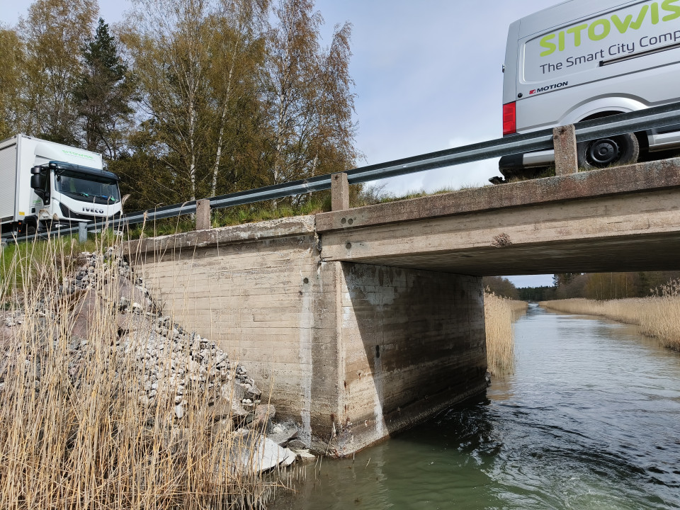 Kaksi autoa sillalla.