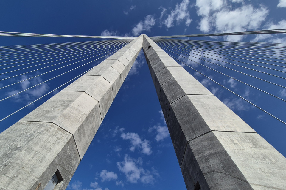 Kruunuvuorensillan 135 metriin kohoava pyloni Kreaten ottamassa kuvassa.