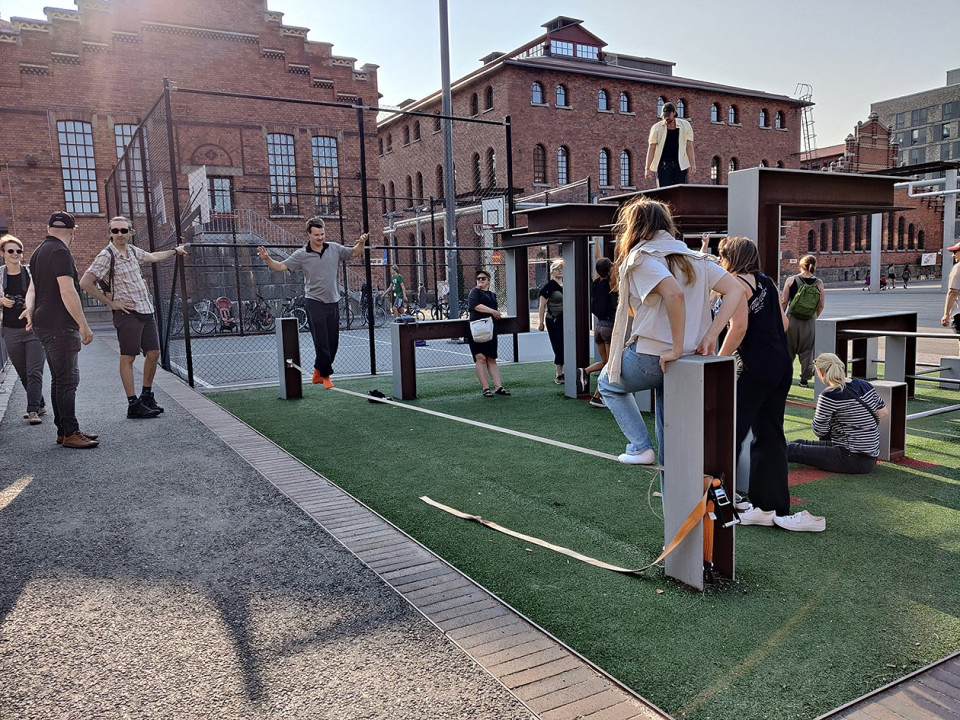 Ihmisiä kaupunkiympäristön puistossa.