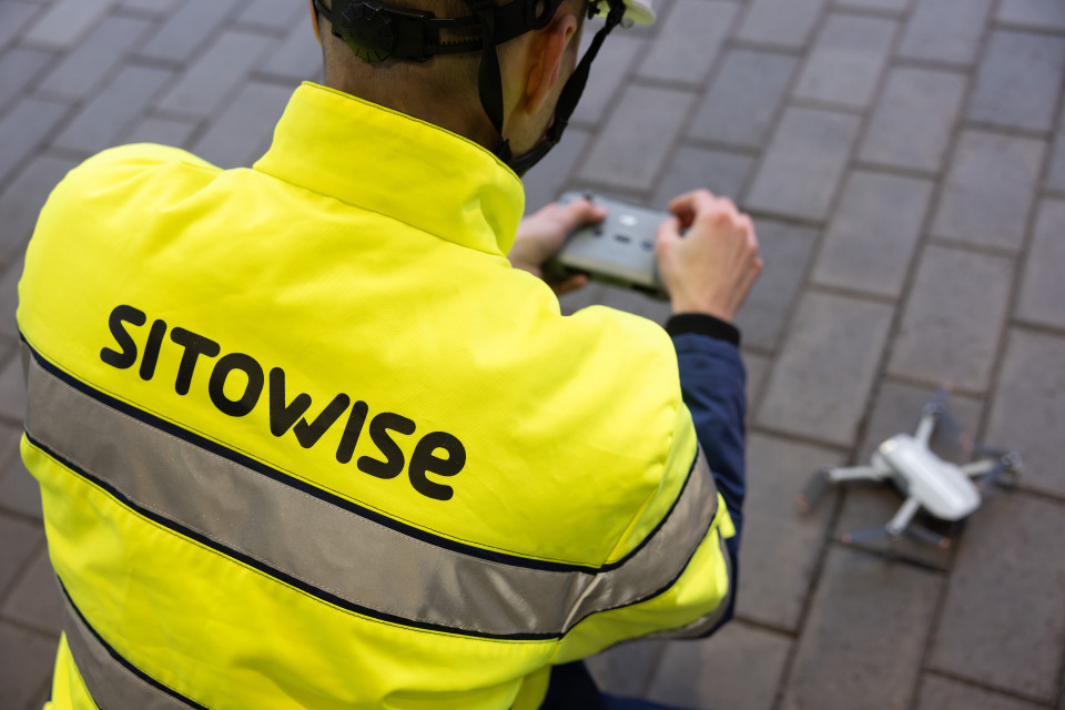 Dronea lennättämässä Sitowisen Olli Nissinen.