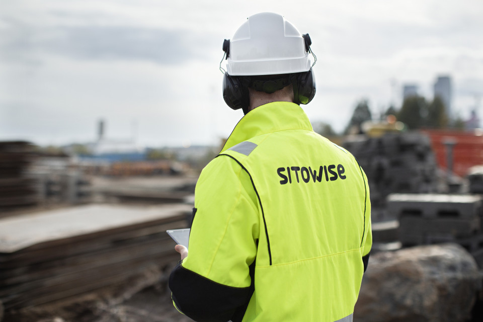 Sitowisen asintuntija työmaalla.