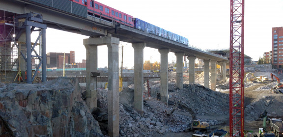 Metroradan siirtäminen uudelle, Kalasataman keskuksen läpi kulkevalle sillalle oli yksi vaativimmista teknisistä vaiheista Kalasataman keskuksen rakentamisessa.