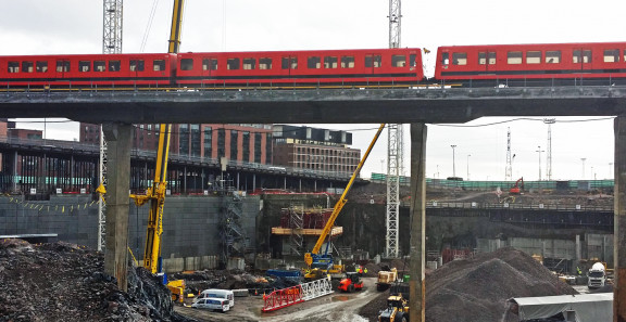 Metro sillalla Kalasataman rakennusvaiheessa