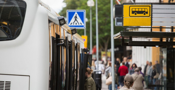 Linja-auto bussipysäkillä.