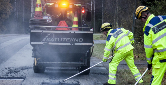 Kuva Katuteknon valuasfalttitöistä. Kuvan on kuvannut Mari Mansikkamäki.