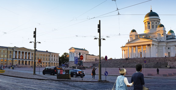Mies ja nainen katsovat Tuomiokirkkoa Senaatintorin reunalla.