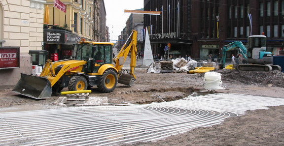 Kunnallistekninen työmaa Helsingin Aleksanterinkadun alussa.