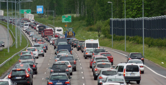 Kuva ruuhkaisesta moottoritiestä