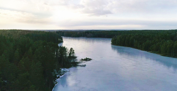 Kuva Salosta ja talven pakkasilla jäätyneestä joesta.