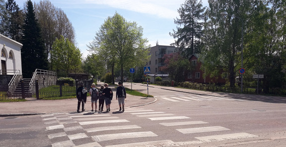 Teemme erilaisia koulumatkojen turvallisuuteen liittyviä tarkasteluja, analyyseja ja suunnitelmia yksittäisiin kohteisiin, koulureiteille ja kouluympäristöihin. 