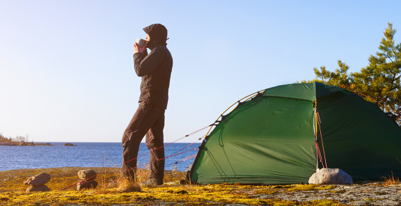 Kuva telttailijasta Vaasassa nauttimassa aamukahvia.