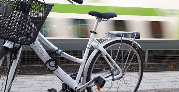 Liikkumisen ohjaus: kuvassa polkupyörä ja taustalla kulkeva juna