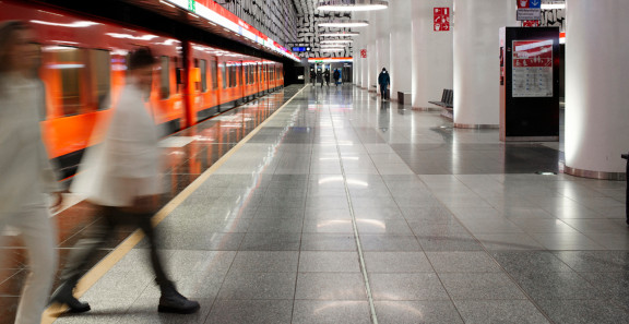 Metroasemalla kaksi henkilöä astuu laiturille.