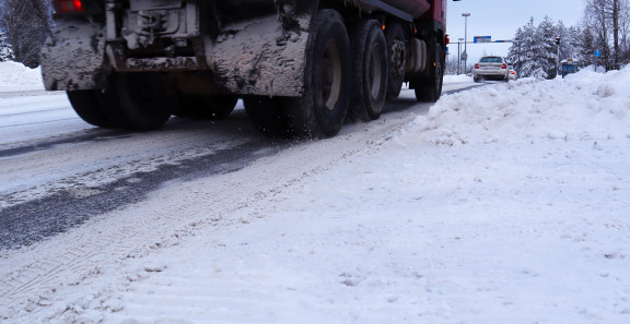 Rekka ajaa lumisella autotiellä.