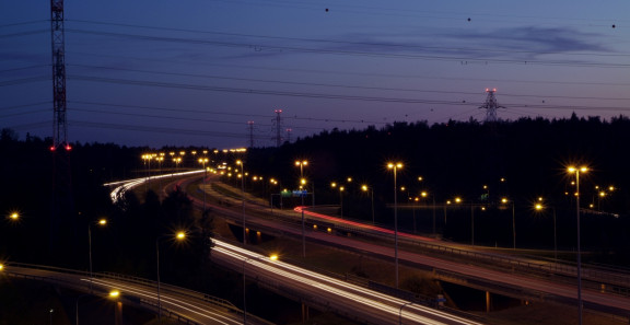 Moottoritie kuvattuna yöllä.
