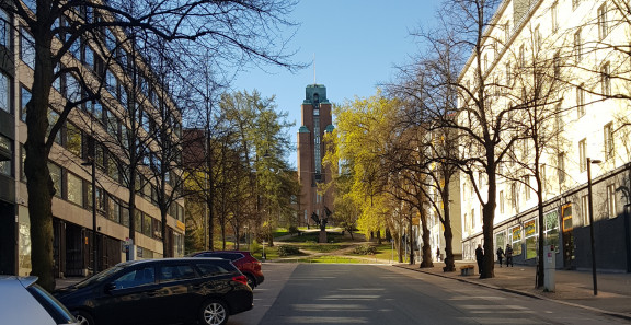 Lahden kaupungintalo kuvattuna kadulta.