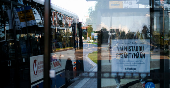 Joukkoliikenteen bussipysäkki.