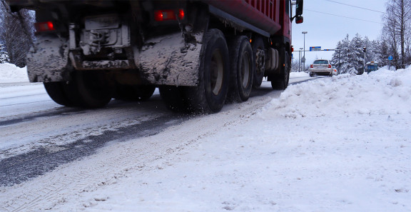 Kuorma-auto ajamassa lumisella tiellä