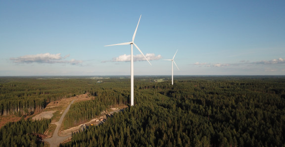 Tuulivoimala ja maastoa ilmasta käsin kuvattuna