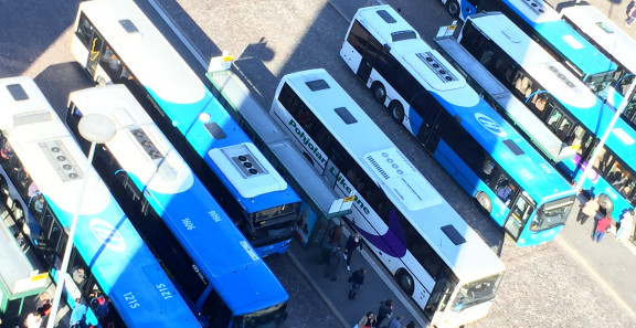 Linja-autoja rautatientorilla ylhäältä kuvattuna.