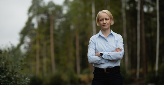 Sitowisen kestävän kehityksen johtaja Suvi Monni metsän laidalla.