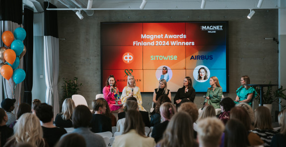 Magnet Awards -tilaisuuden paneelikeskustelu kuvattuna yleisön takaa. Kuvan otti Petri Mast.
