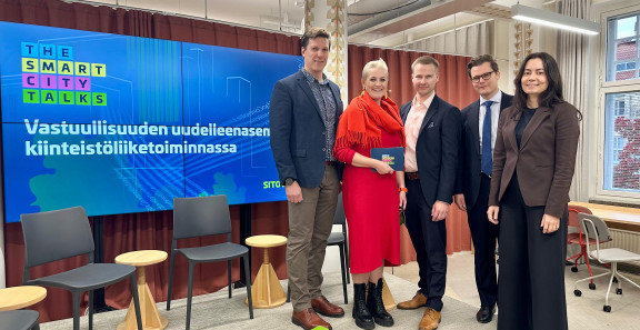 Puhujat lavalla Sitowisen The Smart City Talks tapahtumassa.