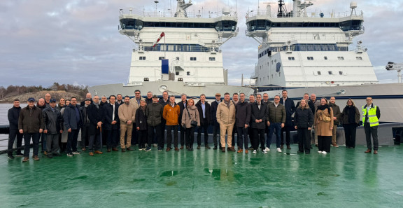 Ihmisiä jäänmurtajalla yhteiskuvassa.