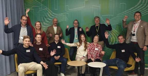 Sitowisen johtoryhmä ja nuorten take over ryhmäkuva.