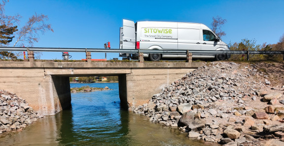 Sitowisen työauto sillalla.