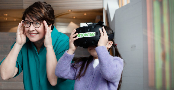 nainen ja lapsi katsoo vr-laseilla