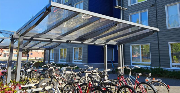 Polkupyöriä parkissa kerrostalon pihalla.