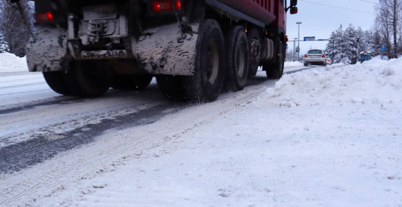 rekka ajaa lumisella tiellä