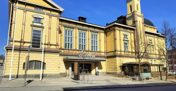 Mikkelin teatteri, historiallinen keltainen teatterirakennus kaupunkikeskustassa