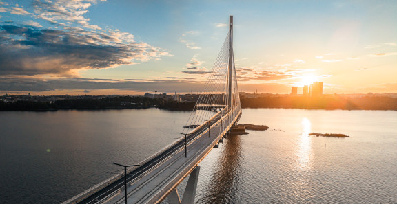 Kruunuvuorensilta auringonlaskussa.
