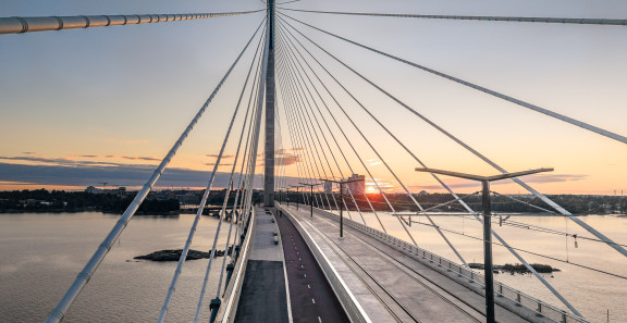 Kruunuvuorensilta auringonlaskussa.