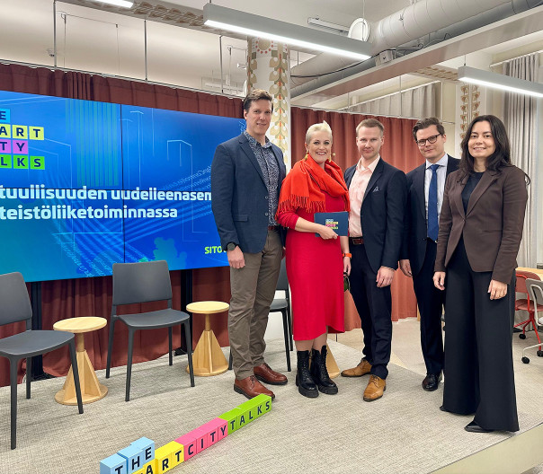 Sitowisen The SmartCity Talks tapahtuman puhujat lavalla rivissä.
