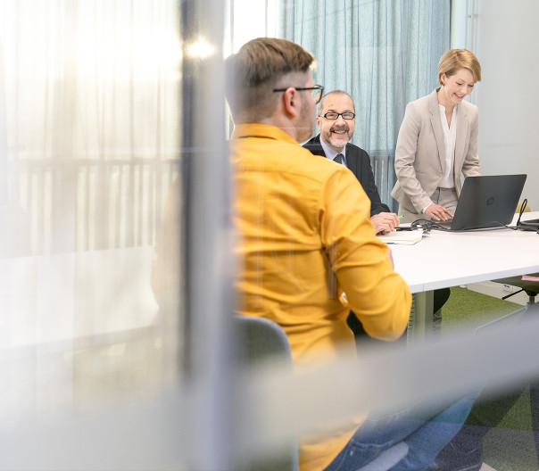 Asiantuntijoita Sitowisen toimistolla.