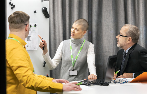 Asiantuntijoita Sitowisen toimistolla.