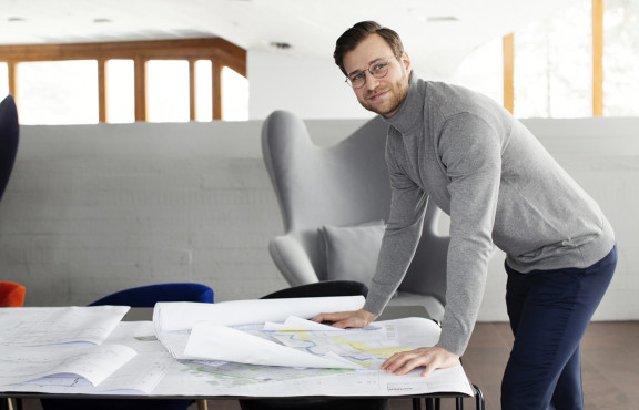 Suunnittelja kartan parissa.